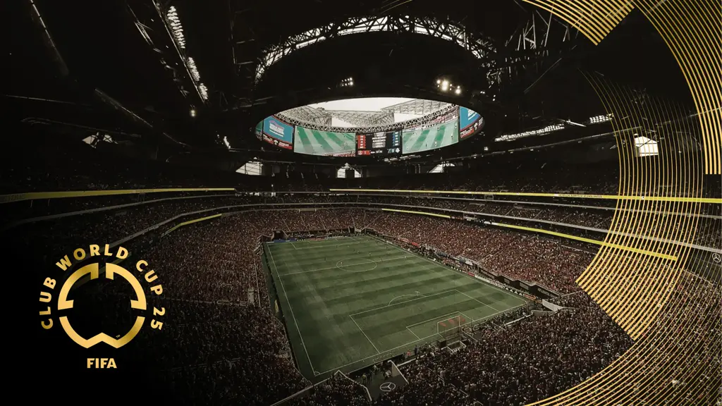 Estádio lotado para receber uma partida do Mundial de Clubes, com o layout e a identidade visual oficial da FIFA nos cantos, simbolizando a competição em formato de figurinha.