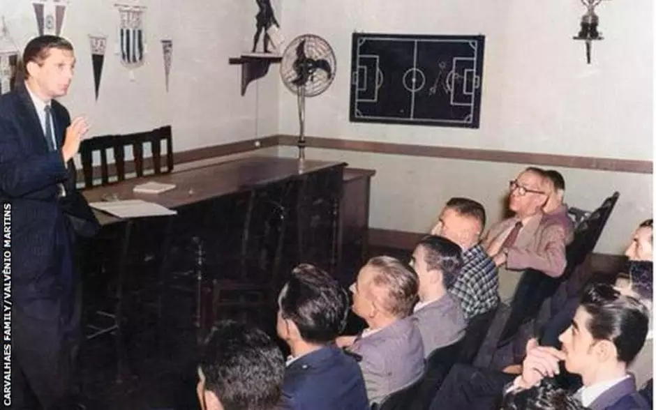 João Carvalhaes ensinando psicologia do esporte nos anos 1950, sendo um dos pioneiros no estudo e aplicação da ciência psicológica no desempenho esportivo no Brasil.