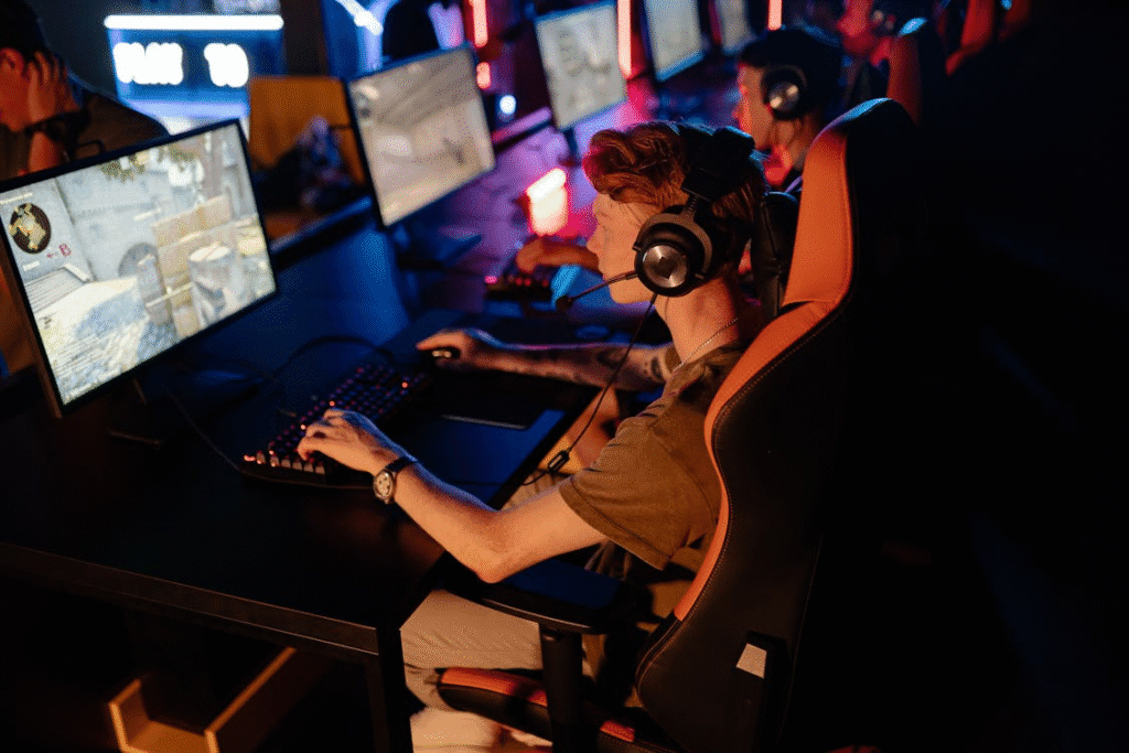 Equipe jovem de jogadores de eSports treinando em conjunto, desenvolvendo habilidades e estratégias para alcançar o nível profissional.