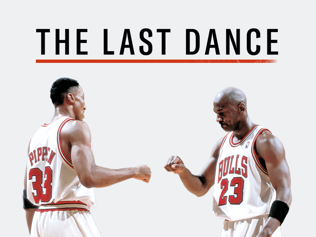 Foto da capa do The Last Dance, seriado sobre o Chicago Bulls, com Jordan e Pippen se cumprimentando falando sobre basquete e filmes no esporte