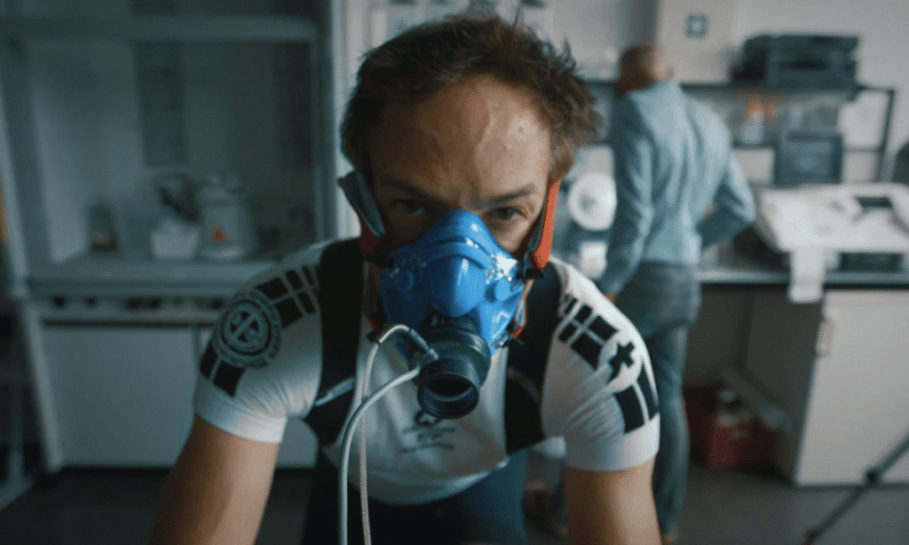 Atleta fazendo teste de bicicleta para verificar sua saúde e exames médicos no esporte durante o filme Icarus