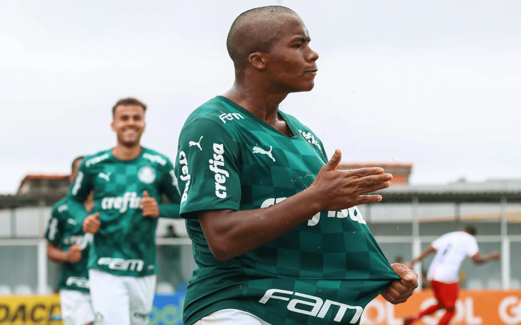 Endrick em um gesto simbólico de confiança e conexão emocional durante a disputa da Copa São Paulo. A imagem representa mentalidade vencedora, autoestima esportiva e presença psicológica em momentos decisivos da formação de jovens atletas.