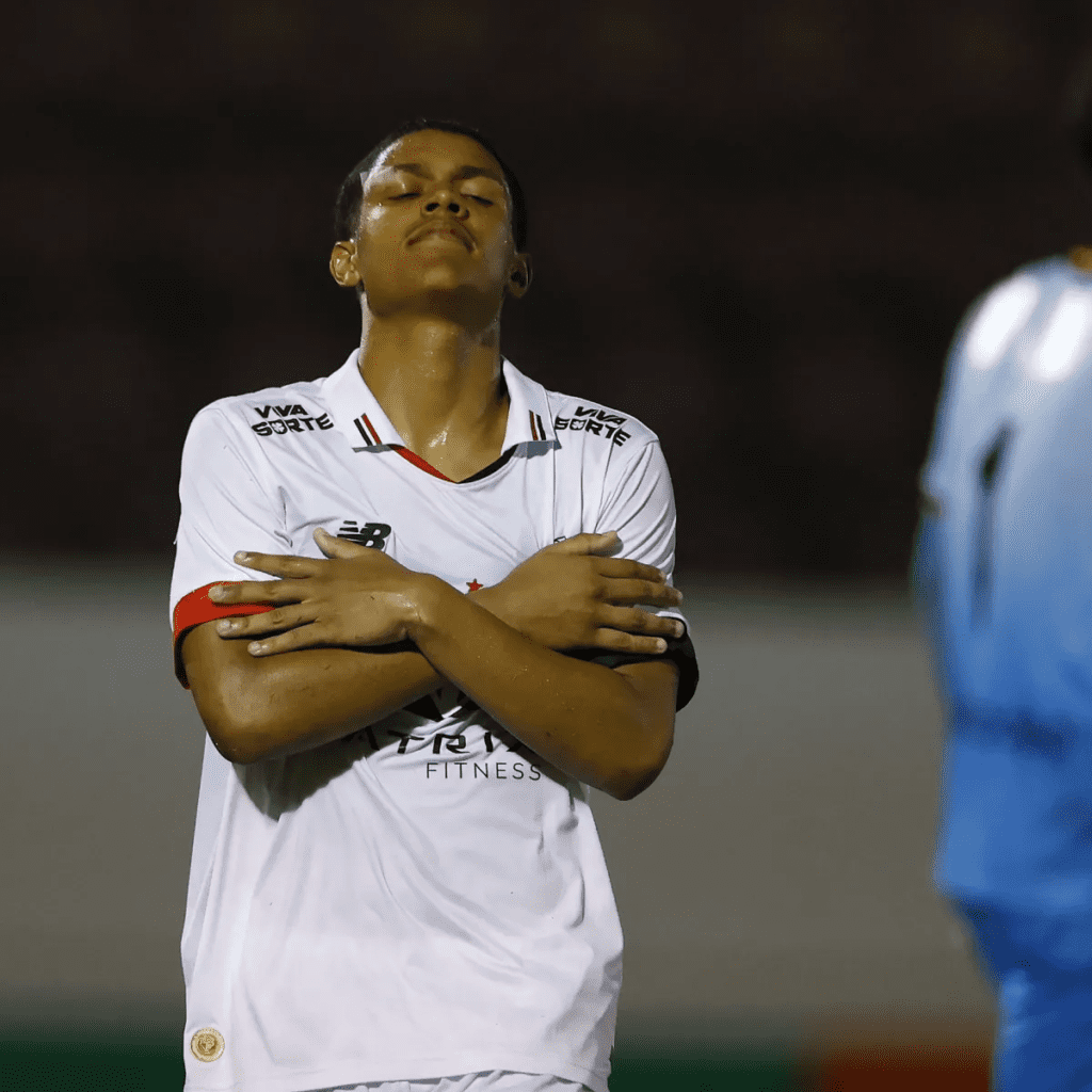 Ryan Francisco em um momento de controle emocional após marcar um gol, respirando fundo e utilizando a visualização mental. A imagem destaca a importância da regulação emocional, foco e consciência psicológica no desempenho esportivo de alto nível.